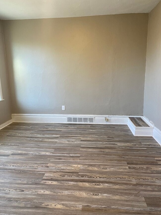 Building Photo - Gorgeous 1 and 2 bedroom apartments for re...