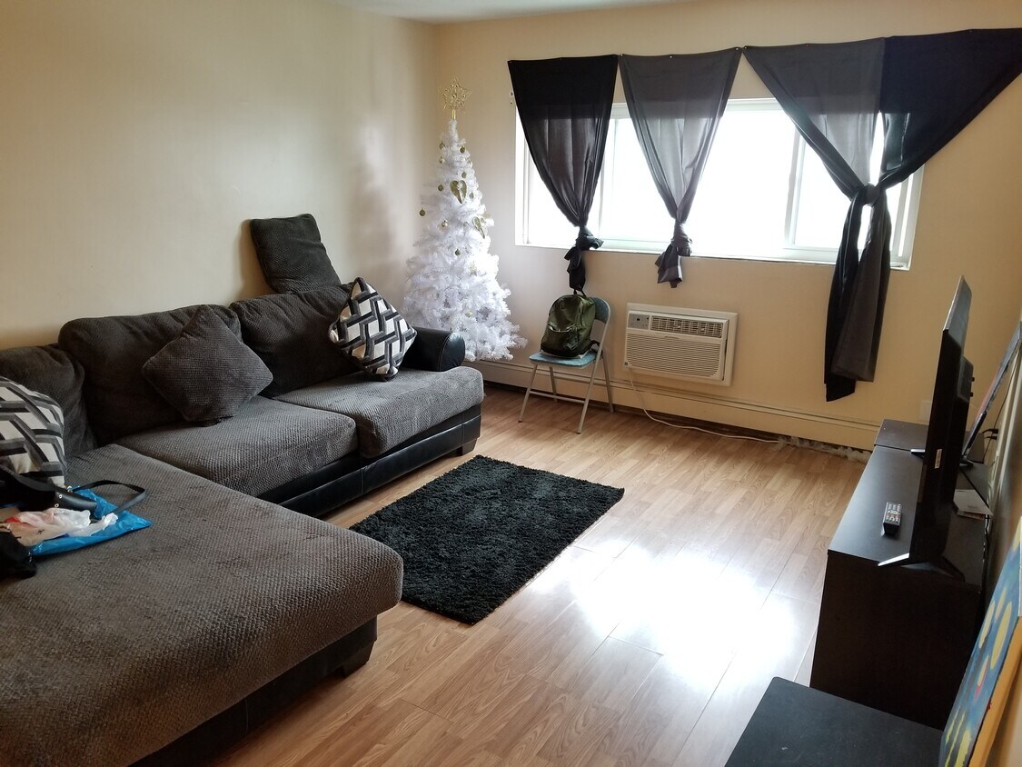Living Room - 1409 River St
