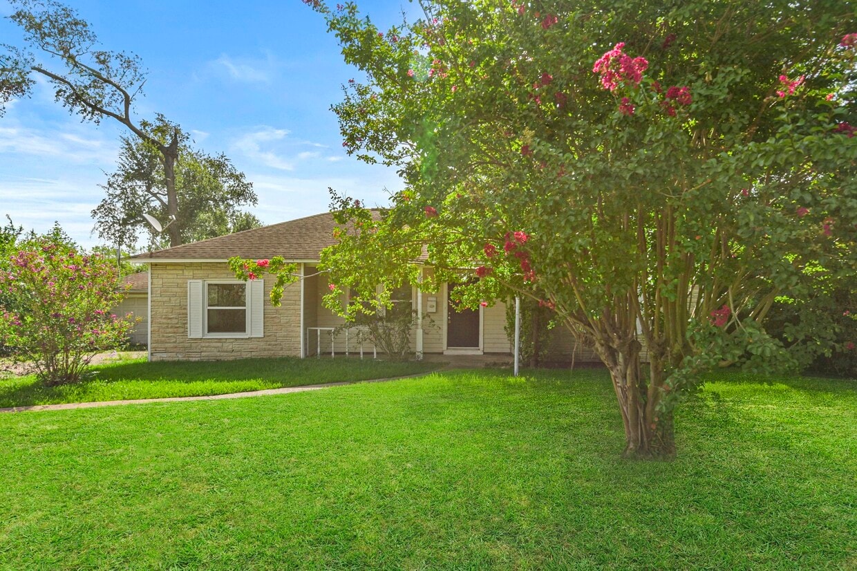 Primary Photo - 1033 Cimarron St