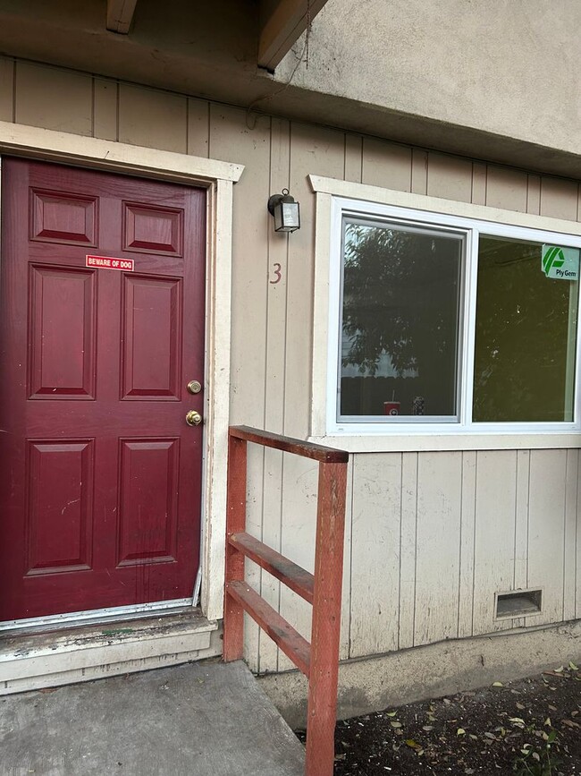 Building Photo - 2440 Almandor Cir