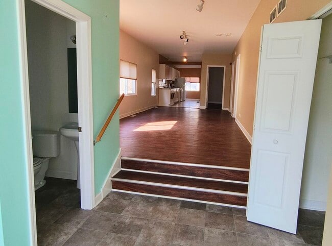 Building Photo - 905 Thomas Ave