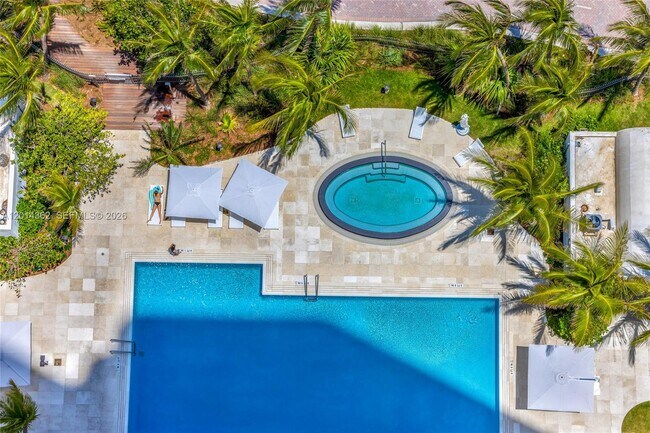 Foto del edificio - 6365 Collins Ave