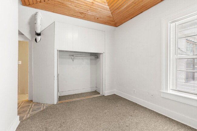 Building Photo - 117 W Division St