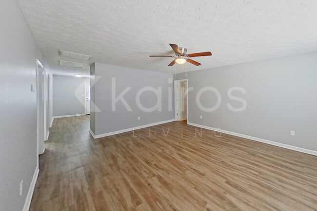 Building Photo - 370 Deer Park Dr