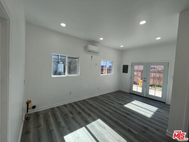 Building Photo - 713 57th St