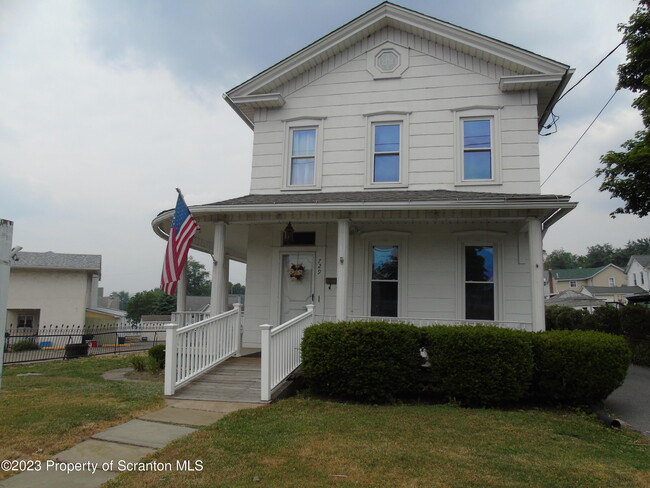 Building Photo - 729 Main St