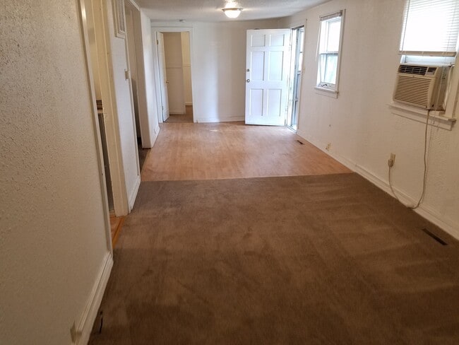 Living - 211 7th St