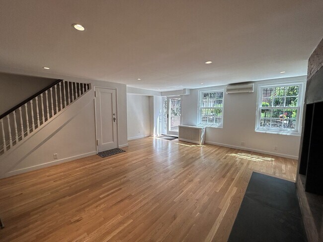 Foto del edificio - West 20th St 3 BD 2BA  Duplex-  11Ft Ceili...