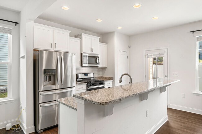 Building Photo - Beautiful 3 bedroom, 2.5 bath townhome in ...