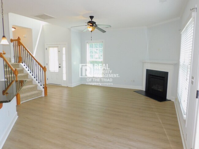 Foto del edificio - Beautiful 3 Bed / 2.5 Bath Home in NW Scho...