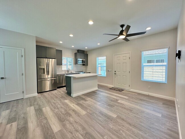 Foto del edificio - Spacious  4-Bedroom House with Solar and near SDSU Prime Location!