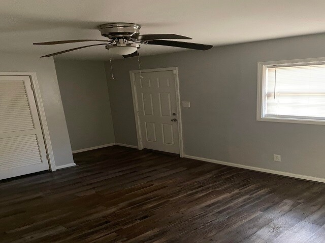 sala de estar - 413 S Tillery St