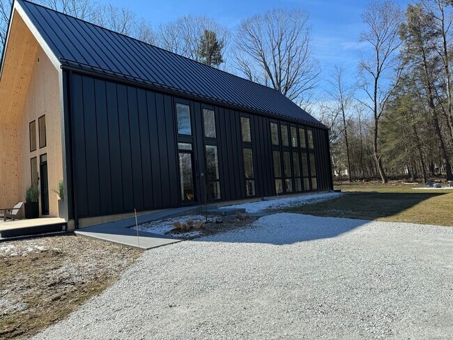 Building Photo - 32 Pond Ridge Rd