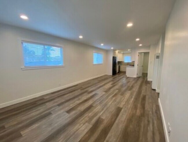 Spacious living area - 2600 Apple Ave