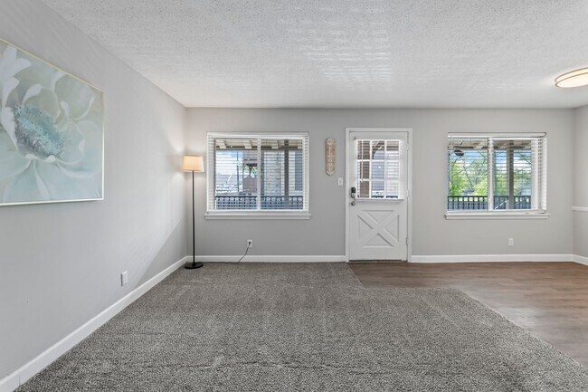 Foto del edificio - Beautiful 2 Bedroom Available NOW!