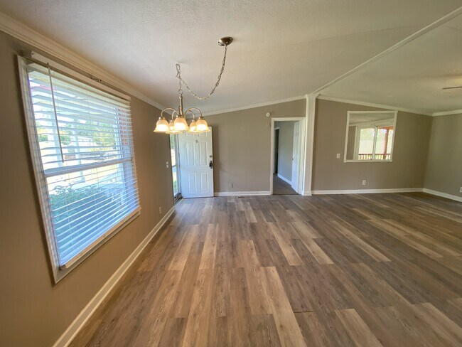 Foto del edificio - 43 Englewood Cir