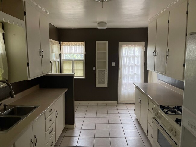 Building Photo - 3 Bedroom 1 Bath