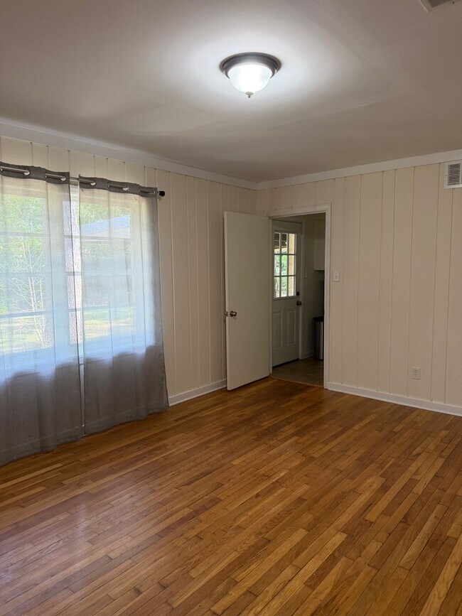 Building Photo - 1835 Hill Hedge Dr
