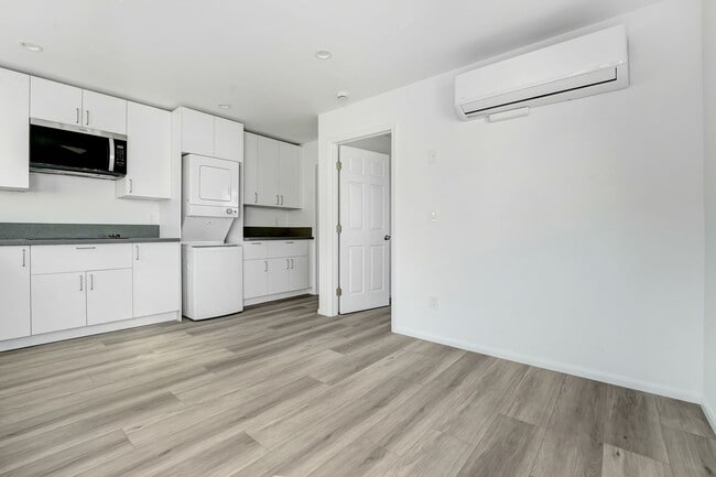 Building Photo - Newly renovated 1 bedroom / 1 bath apartment available now!