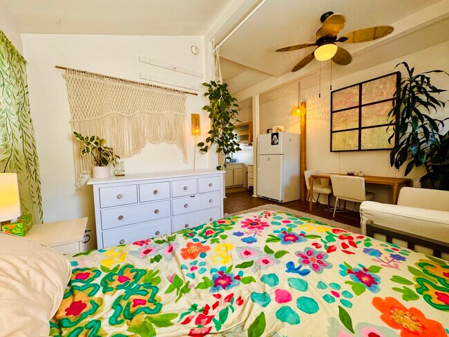 Foto del edificio - 12807 Gilmore Ave
