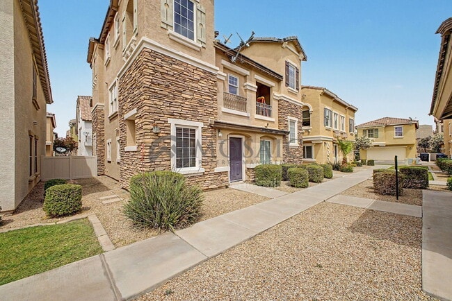Building Photo - 1384 S Sabino Dr