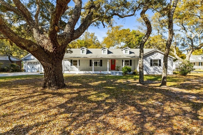 Building Photo - Fully Updated Harkers Island Home