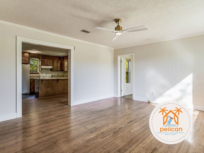 Building Photo - Cozy 2 Bedroom House with Large Yard in Pe...