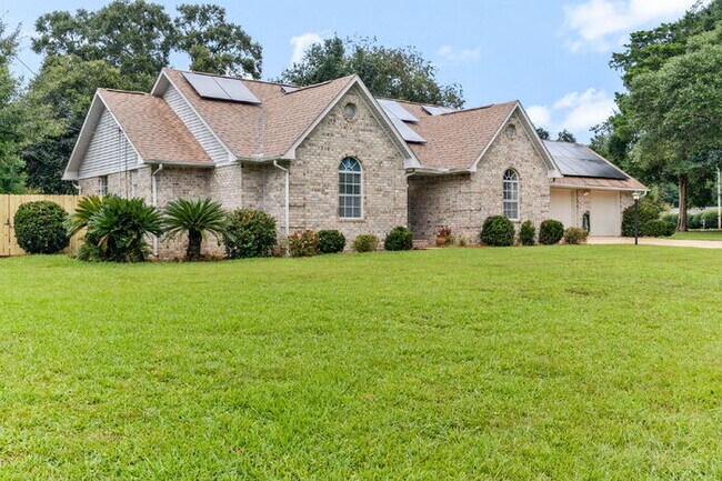 Foto del edificio - AVAILABLE NOW – $3,000/MONTH – ALL UTILITIES + LAWN SERVICE + POOL SERVICE INCLUDED!