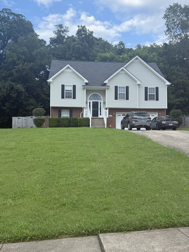 Building Photo - 692 Winding Bluff Way