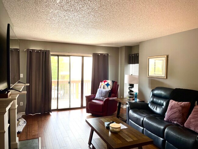 Foto del edificio - 2425 Cypress Ct