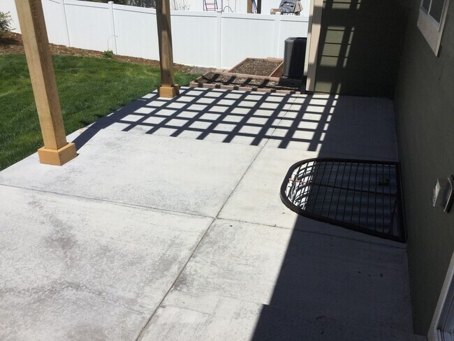 Building Photo - UPDATED TWO BEDROOM TWO BATHROOM TOWNHOUSE...
