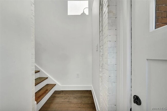 Building Photo - 162 Allen St