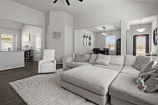 Foto del edificio - 622 Little Cypress Ln