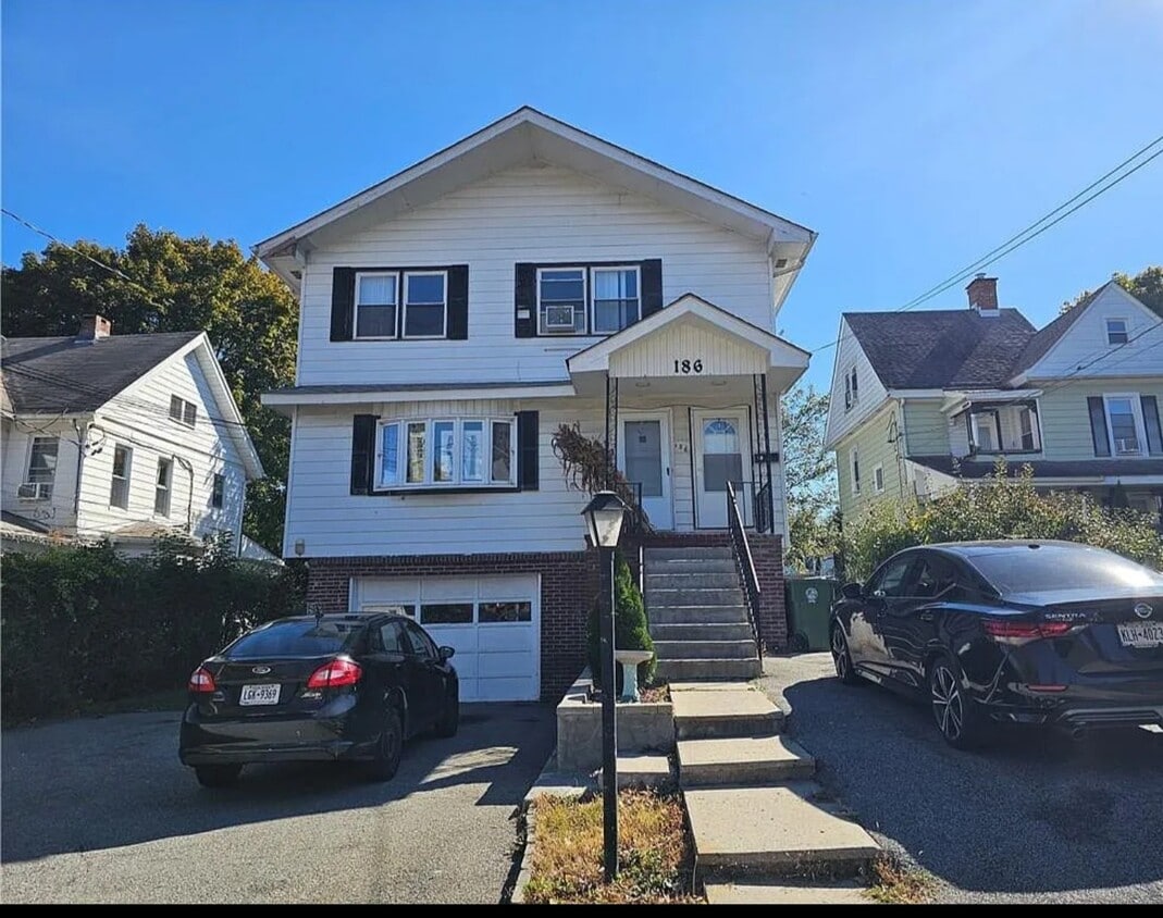 Amplia casa en excelente ubicación. - 186 Highland Ave