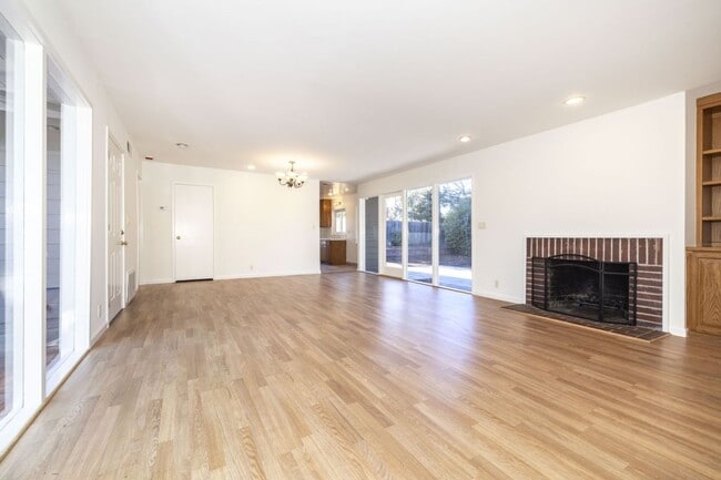 Foto del edificio - Wonderfully Located 3 Bed, 1 Bath Home- Close to Michell Park + Library, Shops, and More!