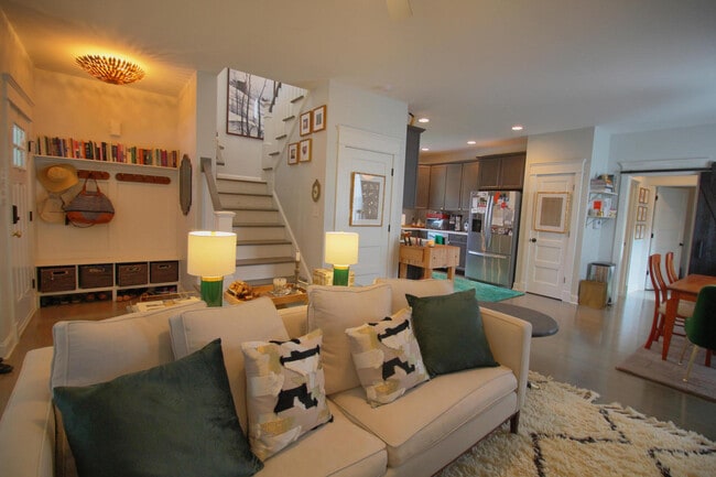 Building Photo - Charming 3 bedroom 2.5 bath home in incredible Durham location, with a massive fenced in yard!