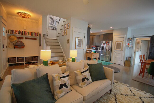 Foto del edificio - Charming 3 bedroom 2.5 bath home in incredible Durham location, with a massive fenced in yard!