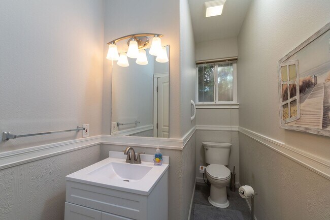 Building Photo - River's Edge Golf Course, Upscale Unit on ...
