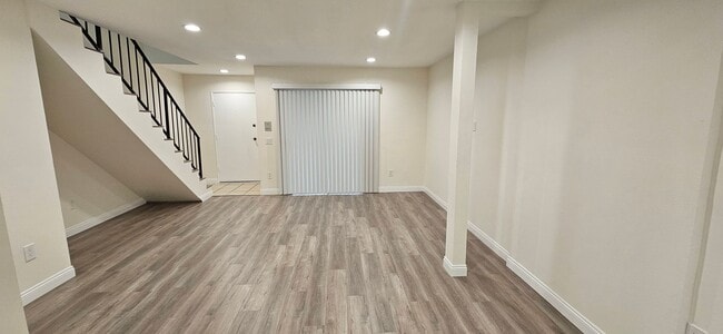 Building Photo - Beautifully Renovated Townhouse with Moder...