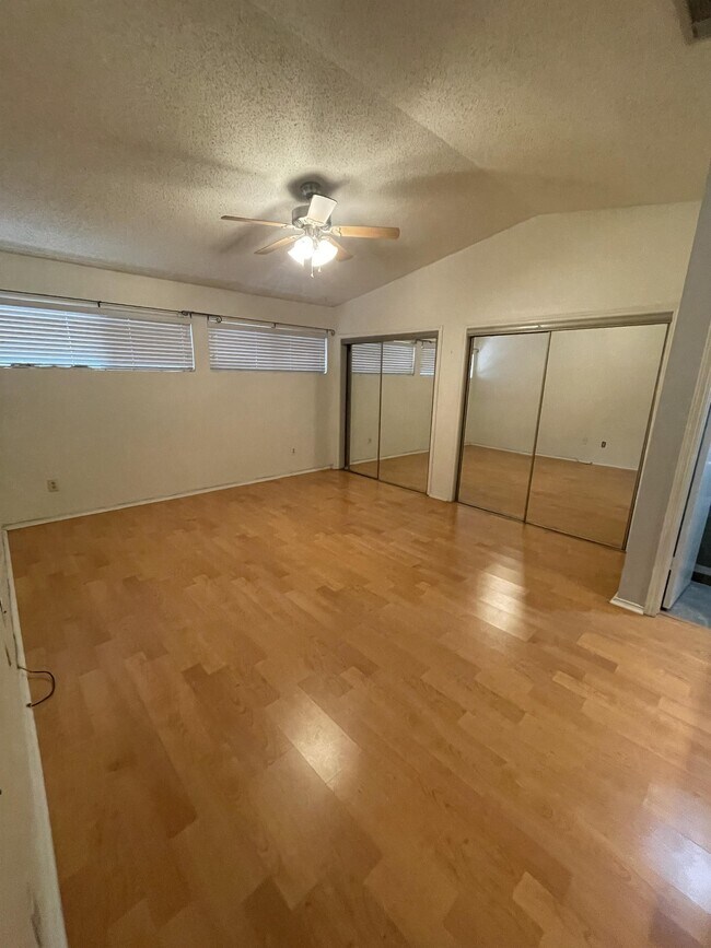 Foto del edificio - 512 Eberhart Ln