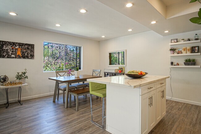 Foto del edificio - 6712 Hillpark Dr