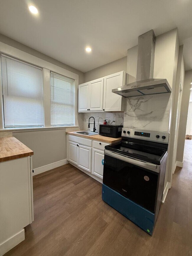Building Photo - 605 3rd St