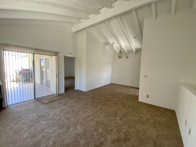 Living Room - 2000 Huntington Ln