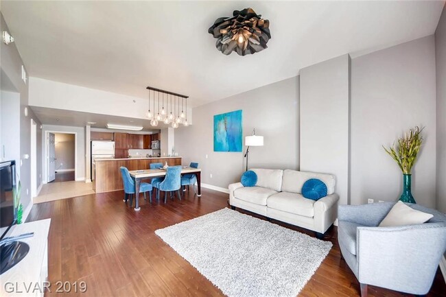 Dining room and kitchen - 150 Las Vegas Blvd N