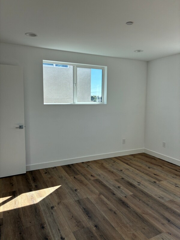 Building Photo - 449 W 74th St