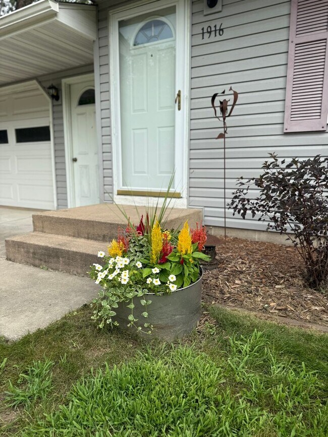 Foto del edificio - Newly Refreshed 3 Bedroom 1 Bath Single Family Home   This home shows beautifully and is waiting ...