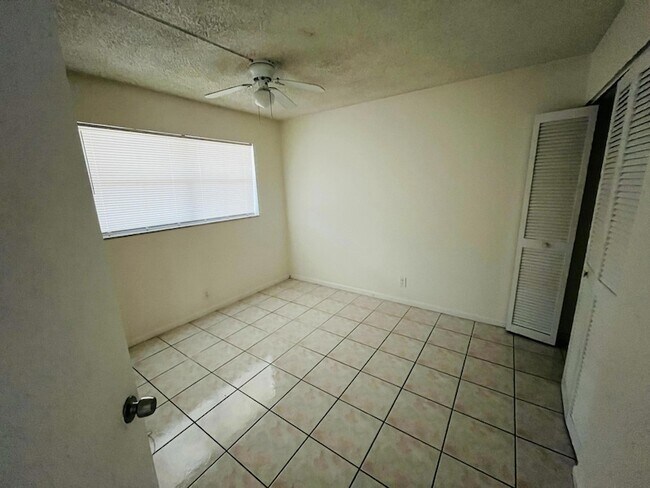 Building Photo - 9911 SW Sandalfoot Blvd