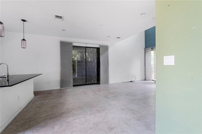 Building Photo - 1105 Altum St