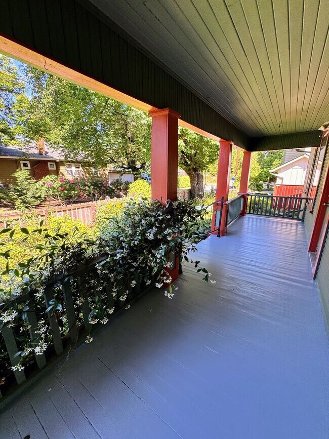 Building Photo - Beautiful 4+ Bed, 3 Bath Crafstman Home with Fenced Yard near St. Johns