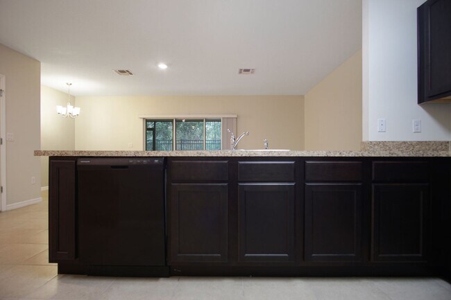 Building Photo - Townhome now available in Davenport!